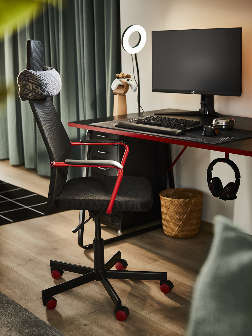 HUVUDSPELARE gaming chair and LAGKAPTEN table top setup Rank Magazine